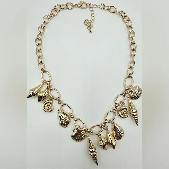 New never worn Gold Shell Charm Necklace - Picture 2 of 4